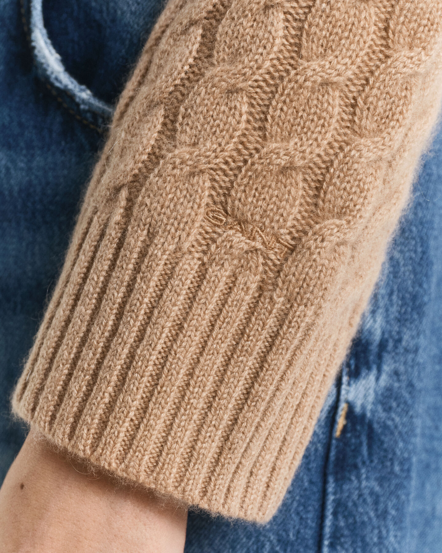 Crewneck sweater af kashmir med kabelstrik