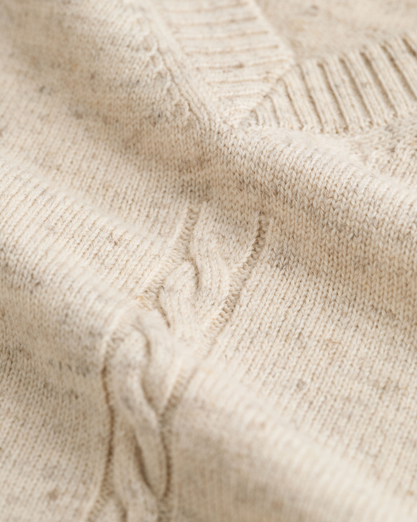 Kabelstrikket vest med V-hals