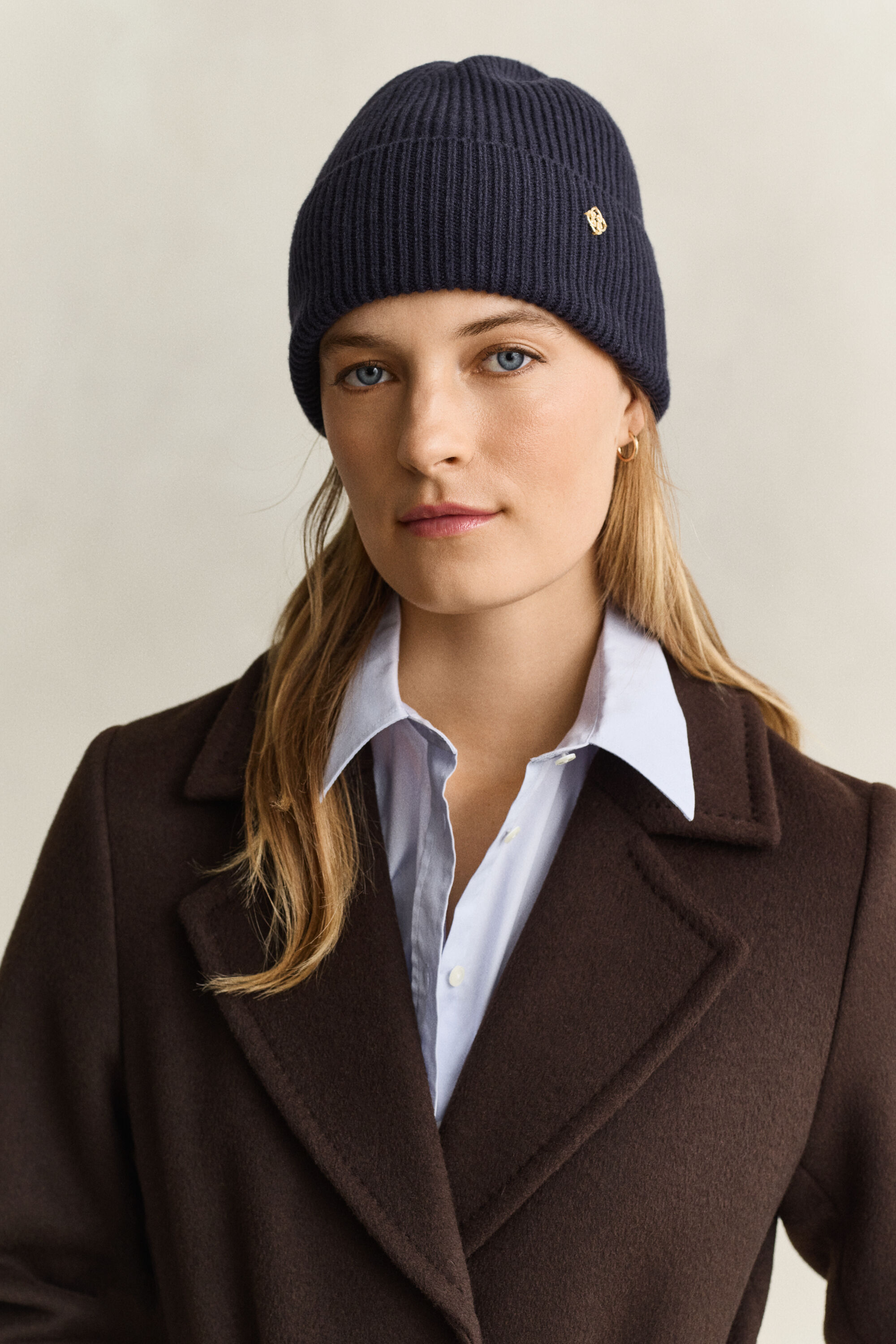 Ribstrikket beanie af uld