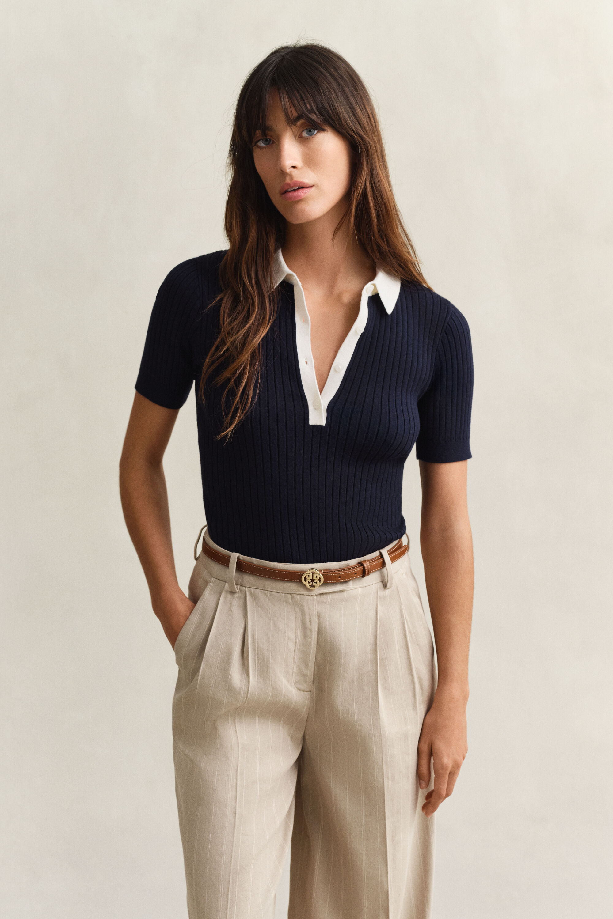 Rugger med ribstrik og korte ærmer