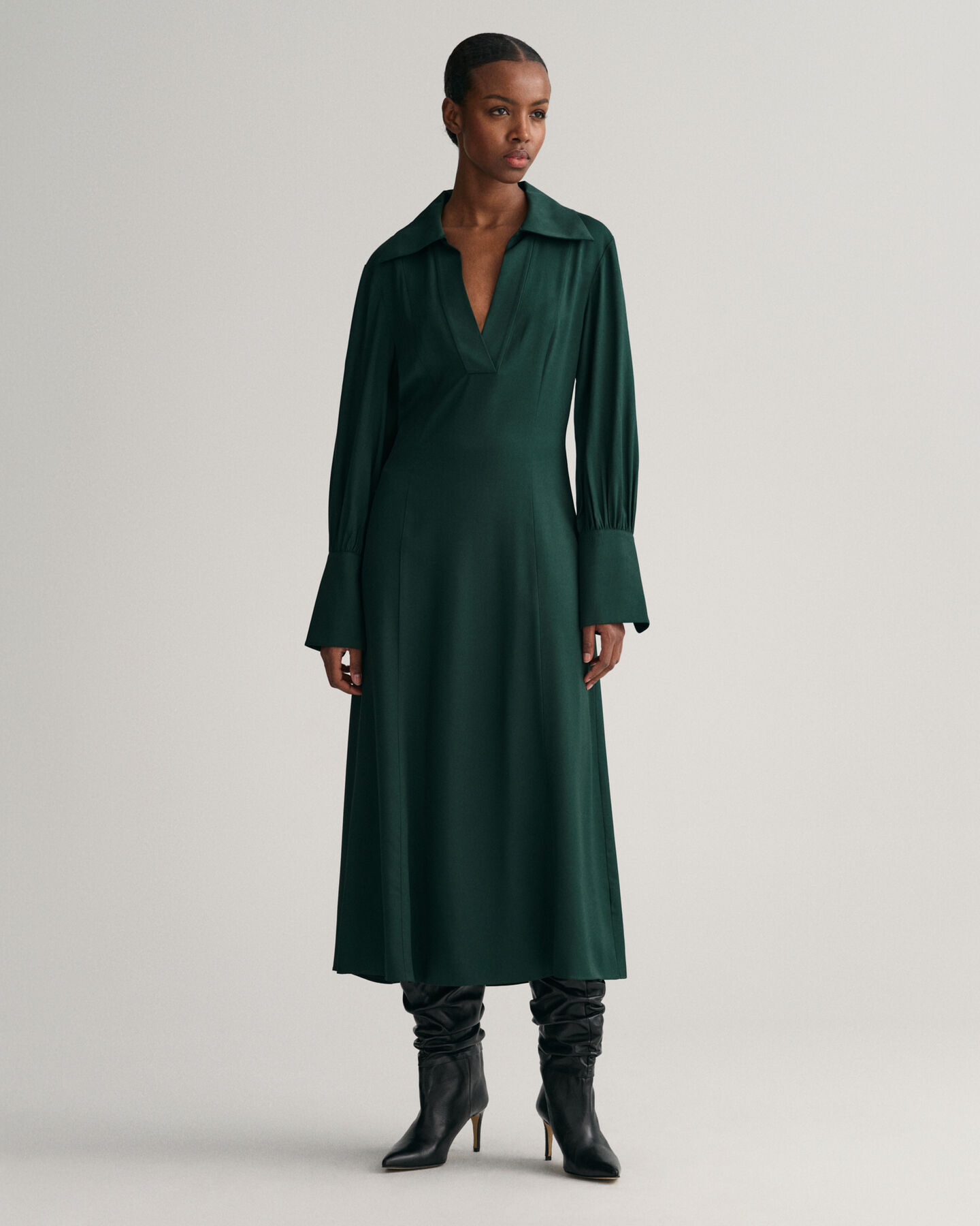 Slim fit kjole med h&oslash;je manchetter