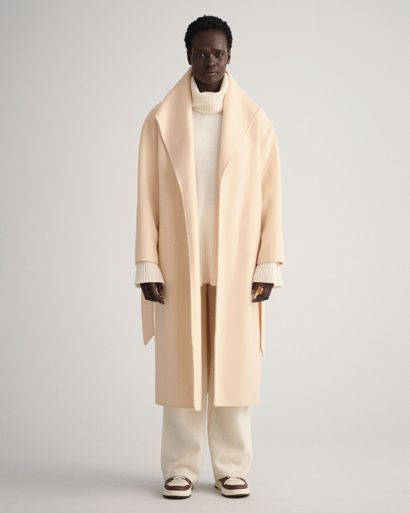 Håndsyet frakke med bælte