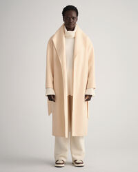 Håndsyet frakke med bælte