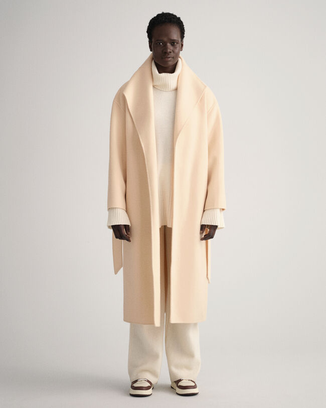 Håndsyet frakke med bælte