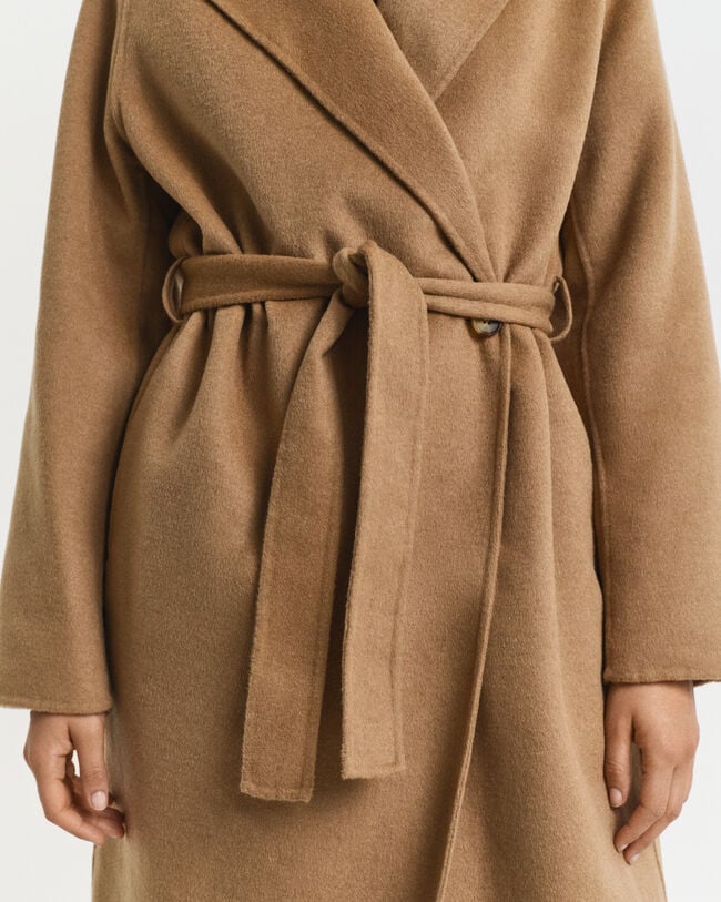 Håndsyet frakke med bælte