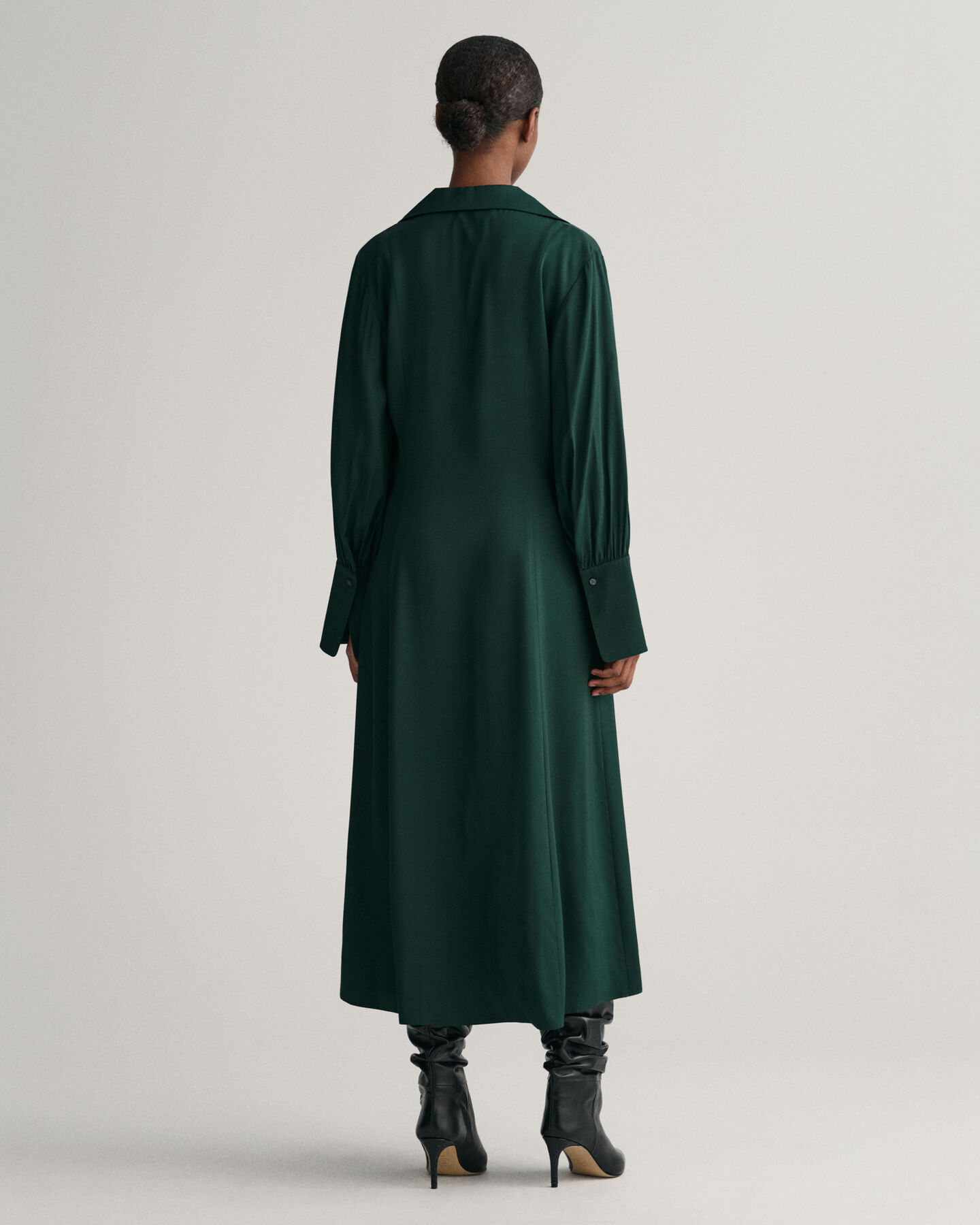 Slim fit kjole med h&oslash;je manchetter