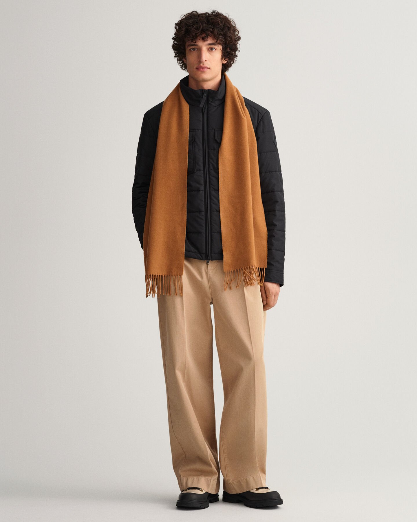 Ensfarvet uldhalstørklæde