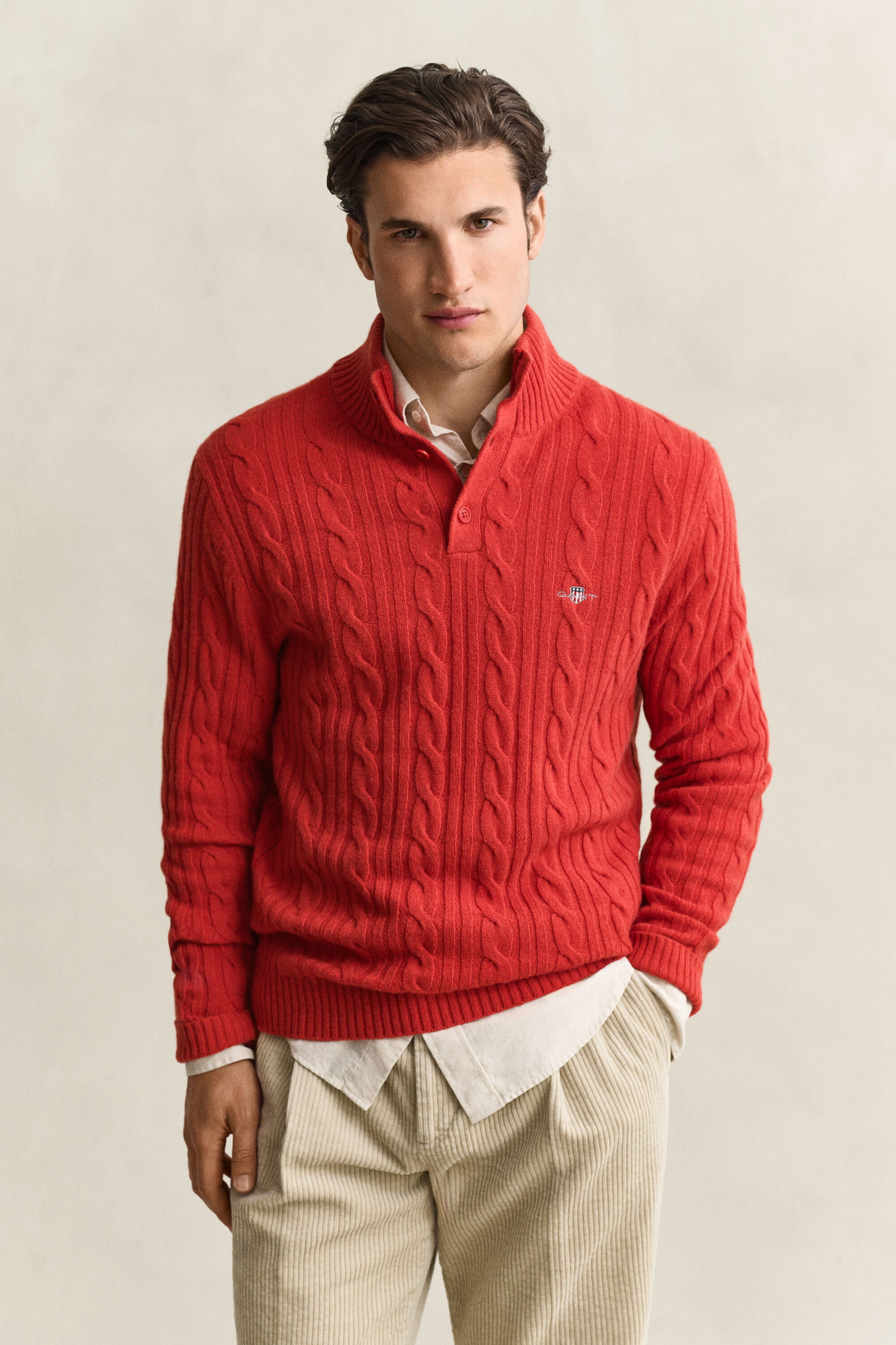 Kabelstrikket sweater med halv knaplukning i lammeuld