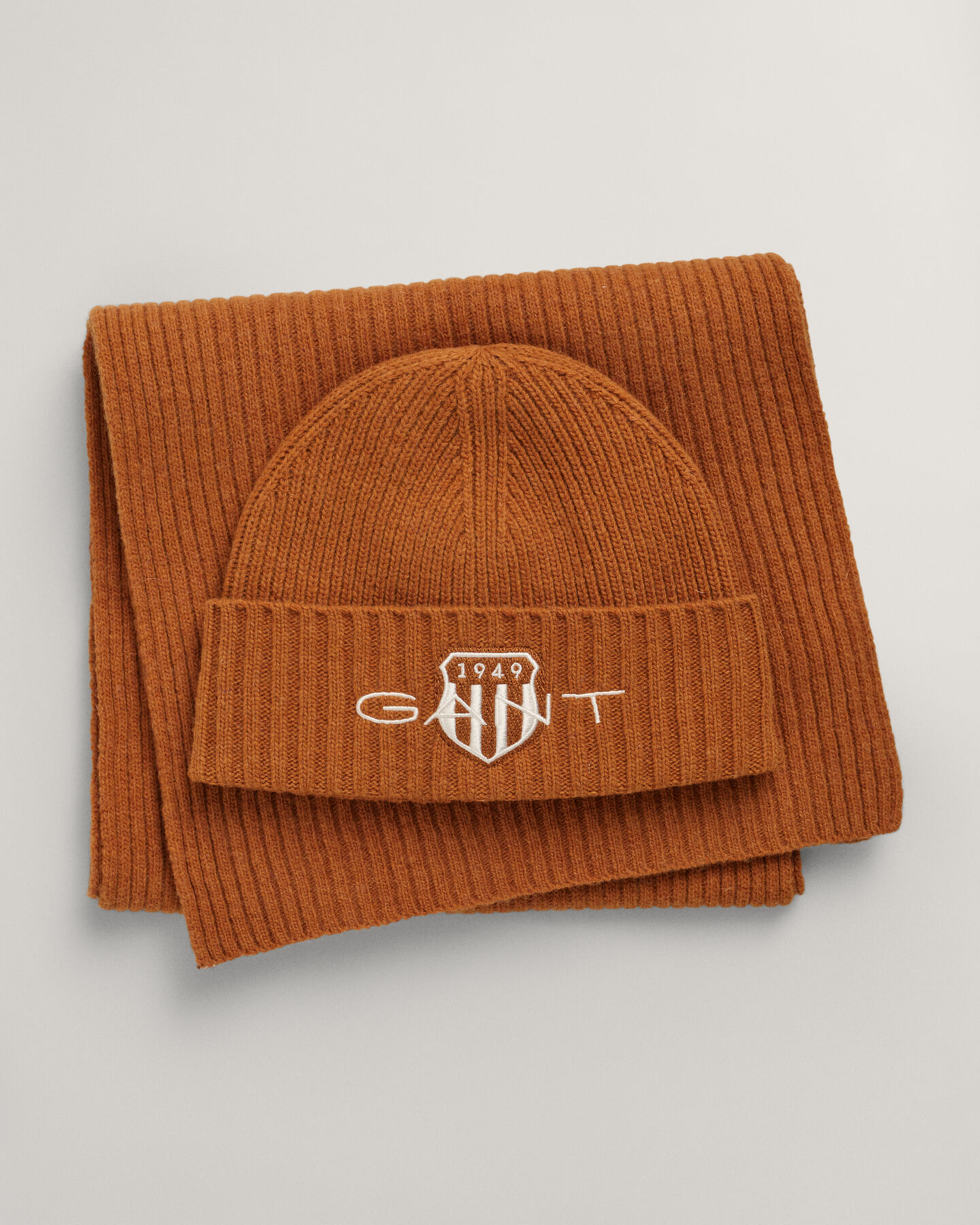 Teens gaves&aelig;t med beanie og halst&oslash;rkl&aelig;de