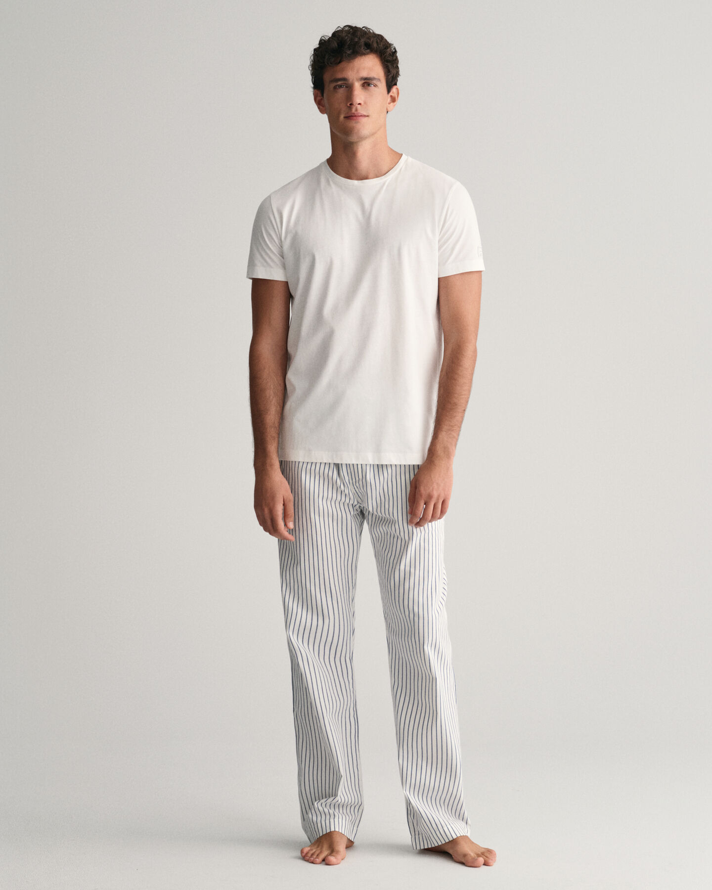 Pyjamasbukser og T-shirt med striber i gaveæske