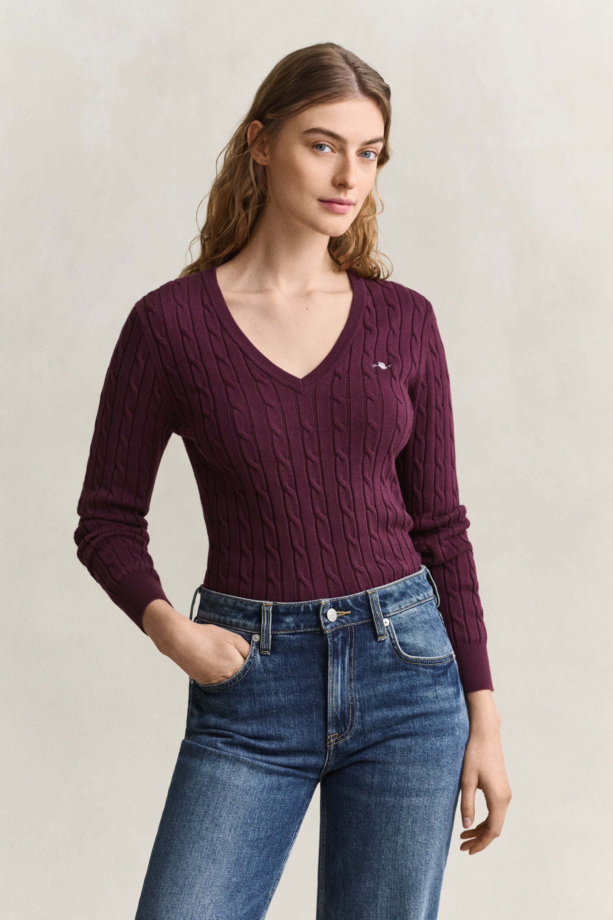 Kabelstrikket sweater af strækbomuld med V-hals
