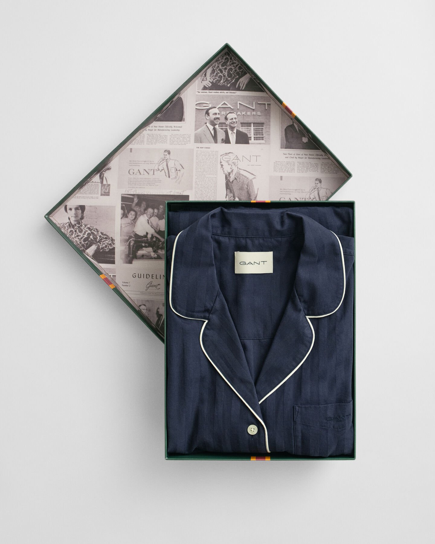 Pyjamassæt af satin med striber i gaveæske