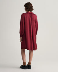 Kjole med stående krave