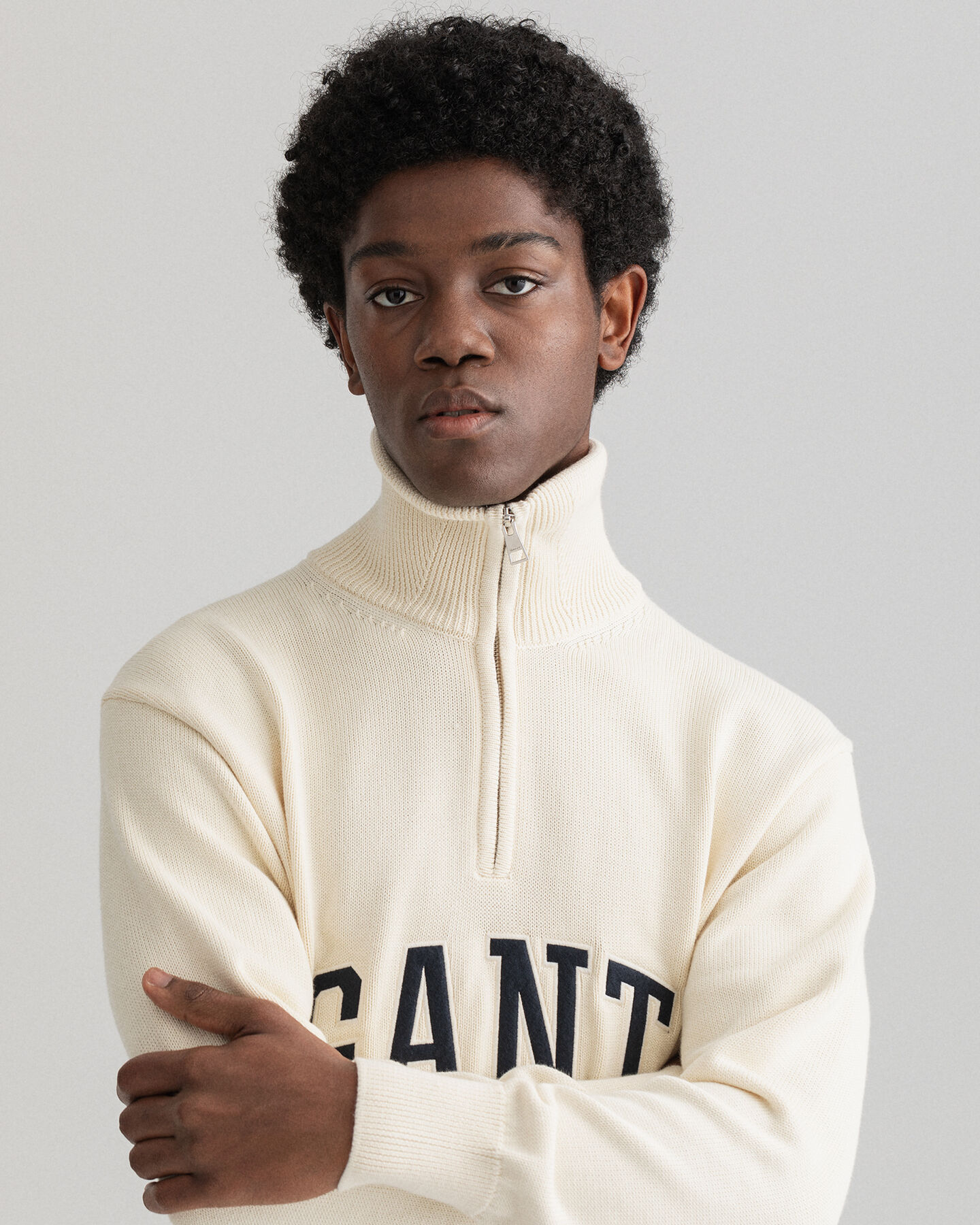 Retro Shield sweater med halv lynlås