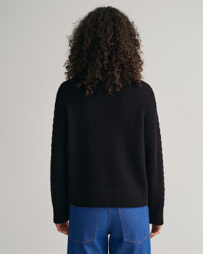 Kabelstrikket sweater med knappet rullekrave