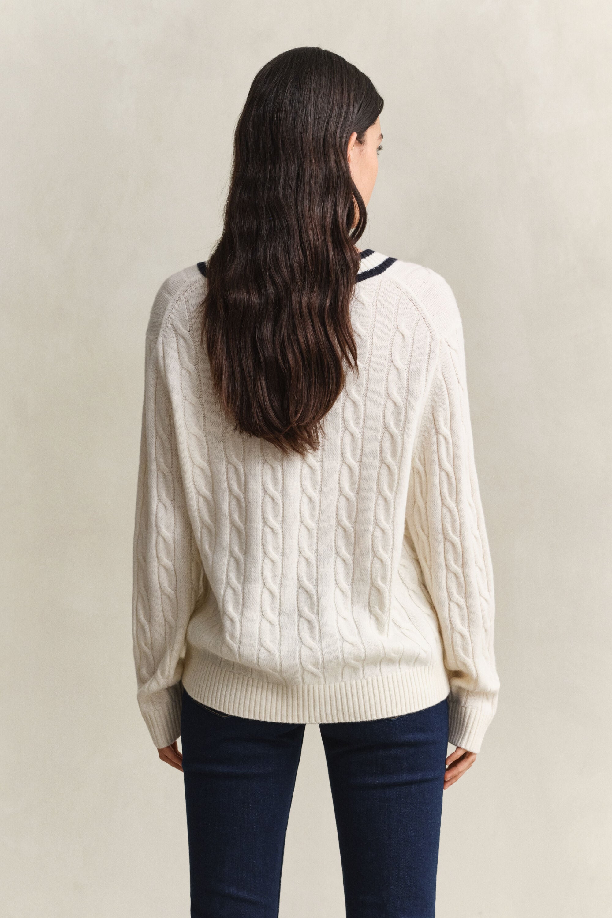 Kabelstrikket sweater i merinould