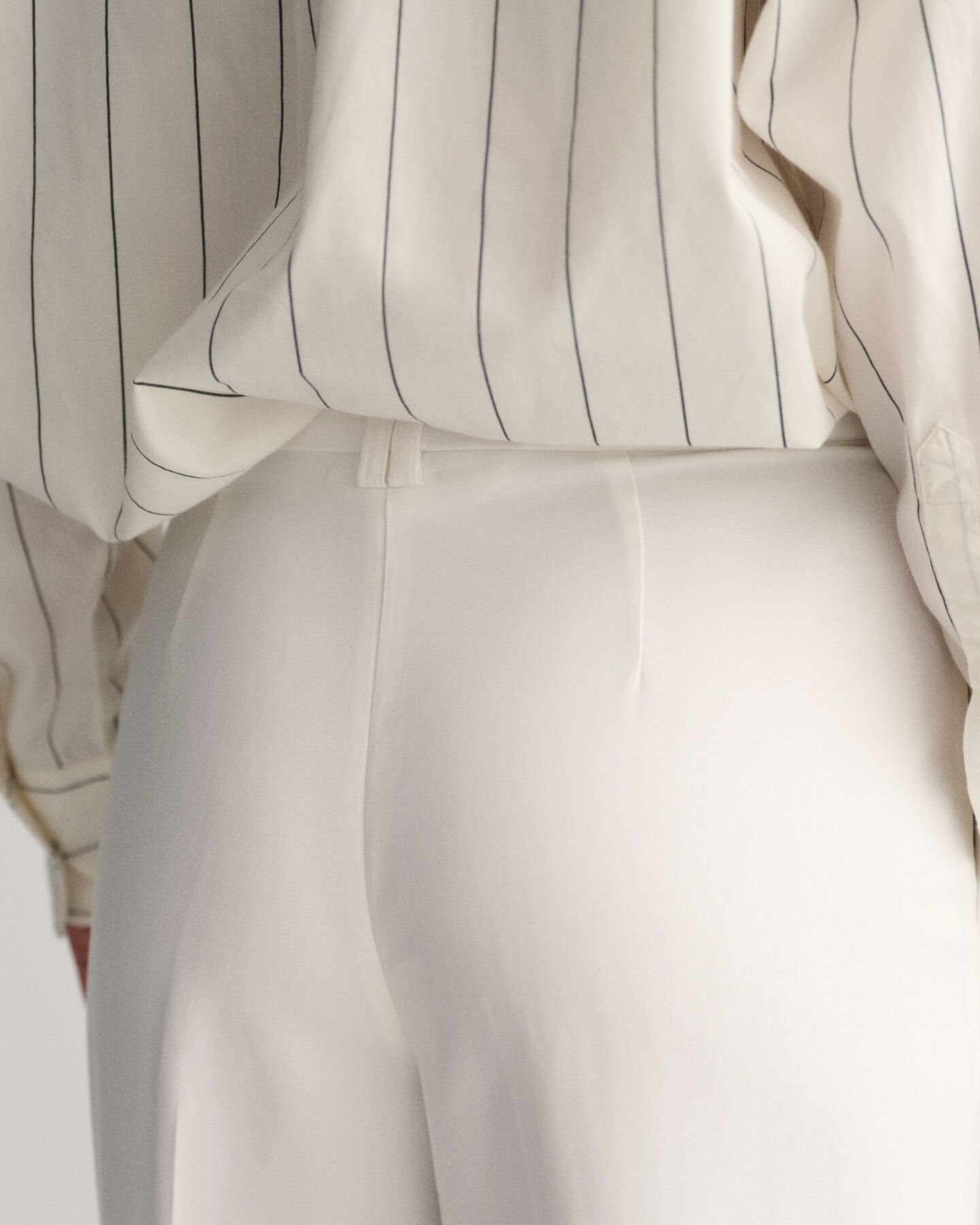 Relaxed fit bukser med læg