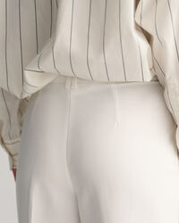 Relaxed fit bukser med læg