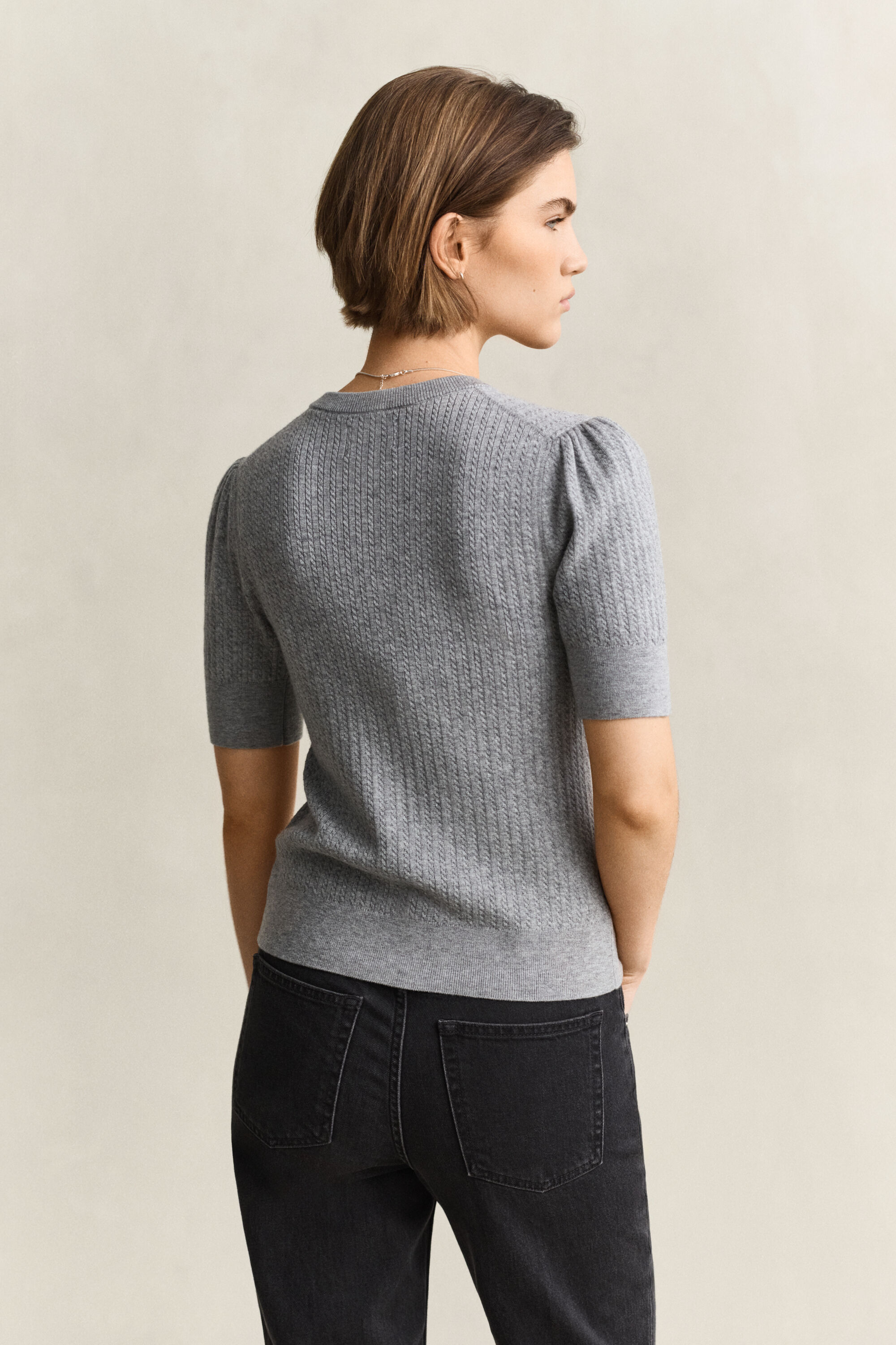 Kabelstrikket cardigan med korte ærmer