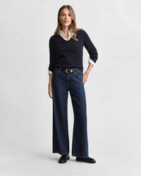 Kabelstrikket sweater af strækbomuld med V-hals