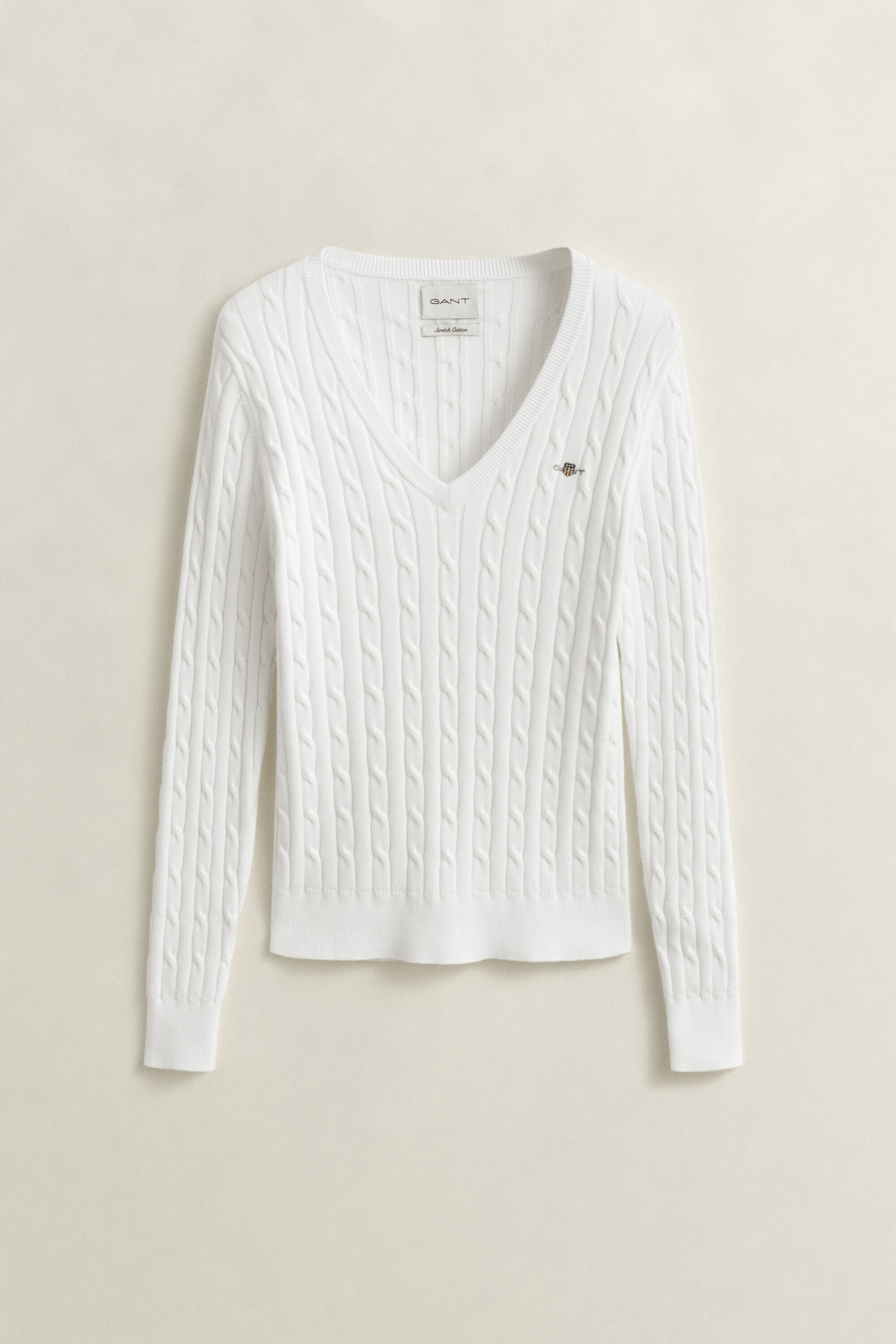 Kabelstrikket sweater af strækbomuld med V-hals