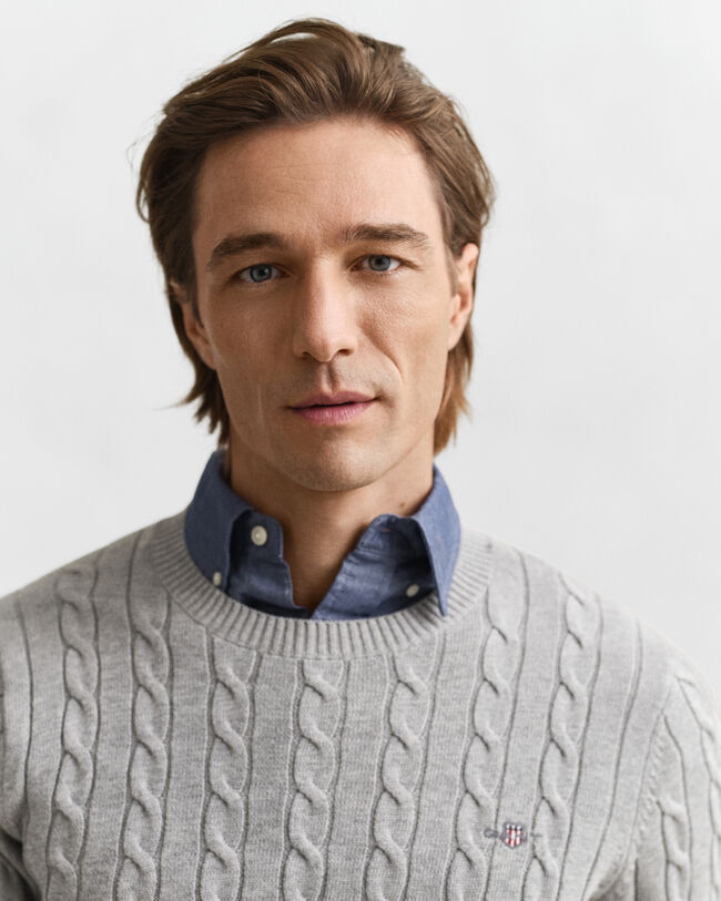 Crewneck sweater af bomuld med kabelstrik