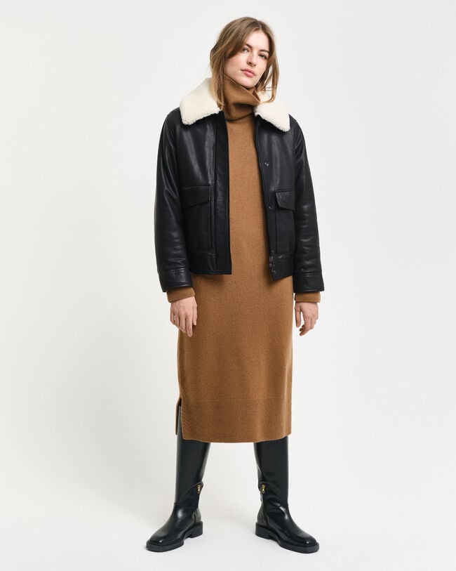 Kjole med rullekrave og sildebensm&oslash;nstrede detaljer