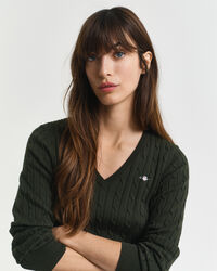 Kabelstrikket sweater af strækbomuld med V-hals