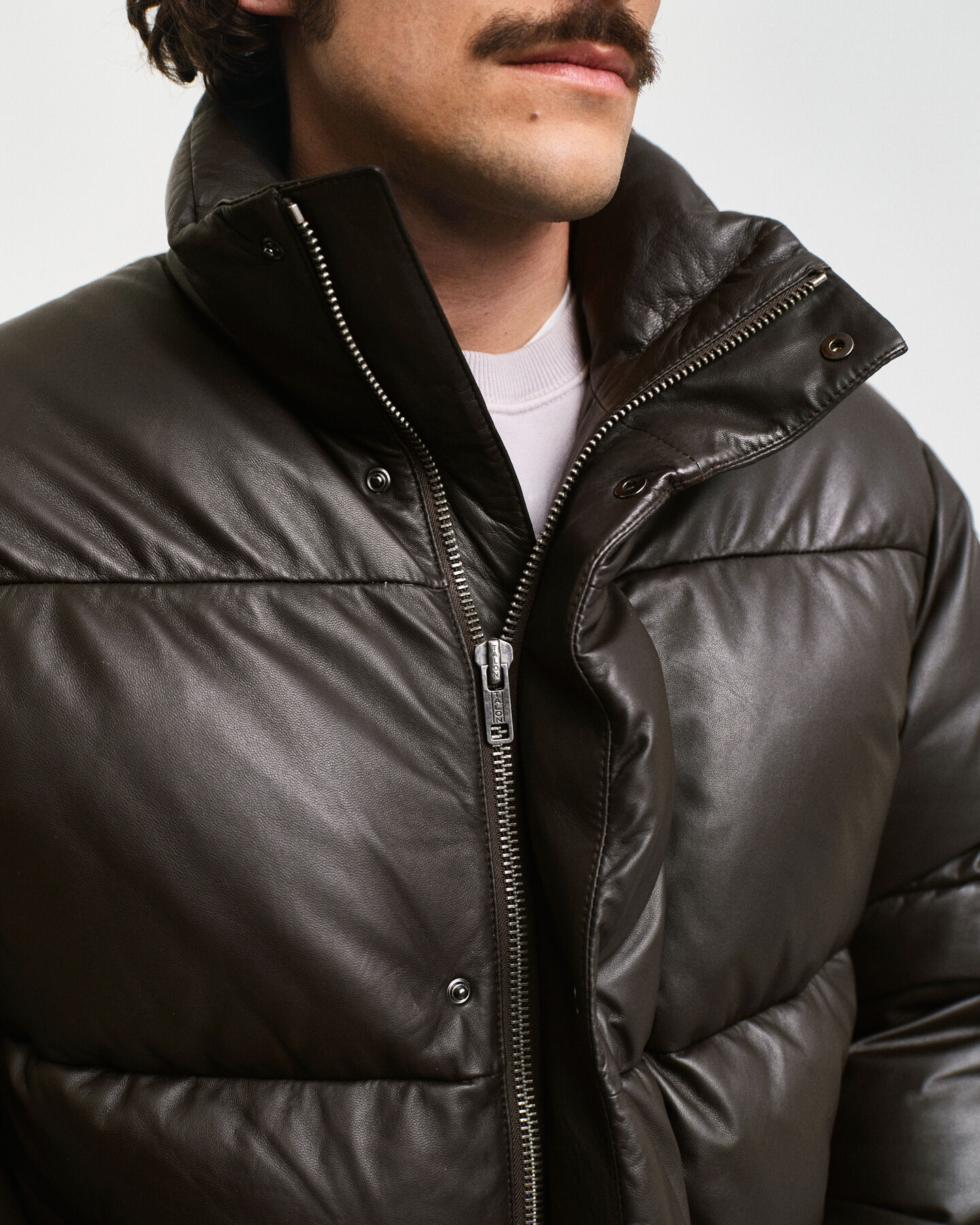 Pufferjakke i læder med gåsedun