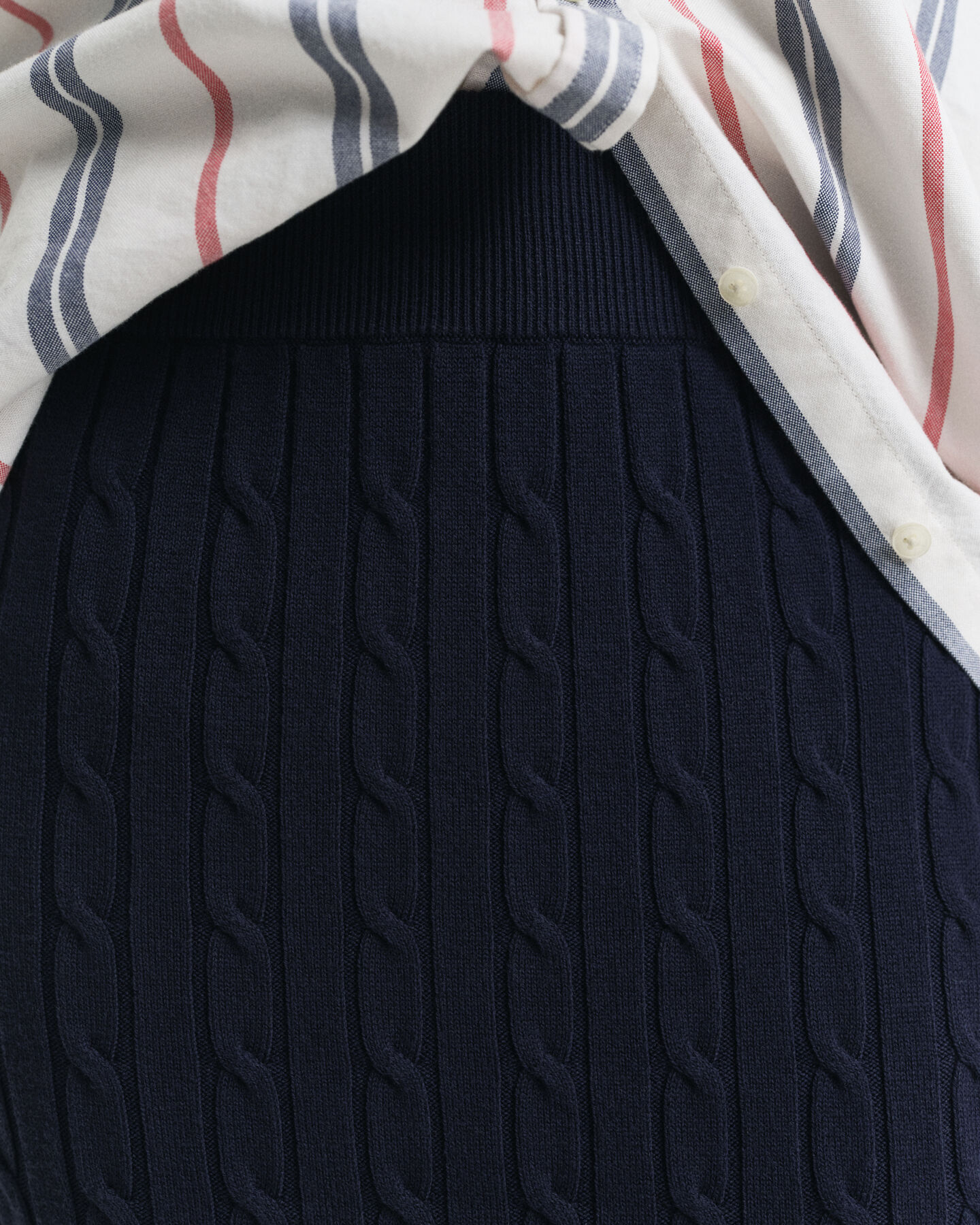 Nederdel i strækbomuld med kabelstrik