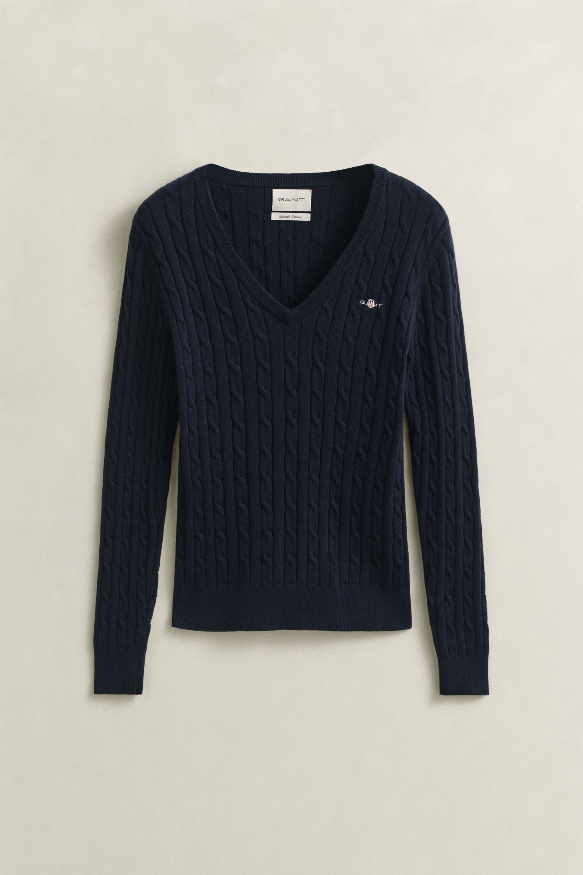 Kabelstrikket sweater med V-hals