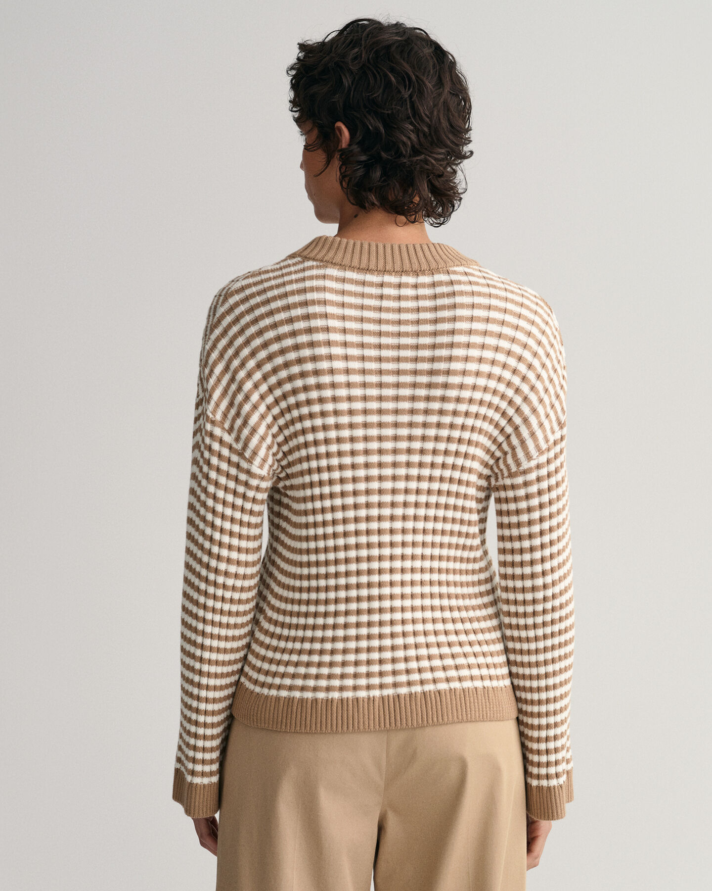 Stribet ribstrikket crewneck sweater af bomuld