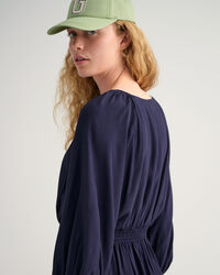 Kjole med bådudskæring