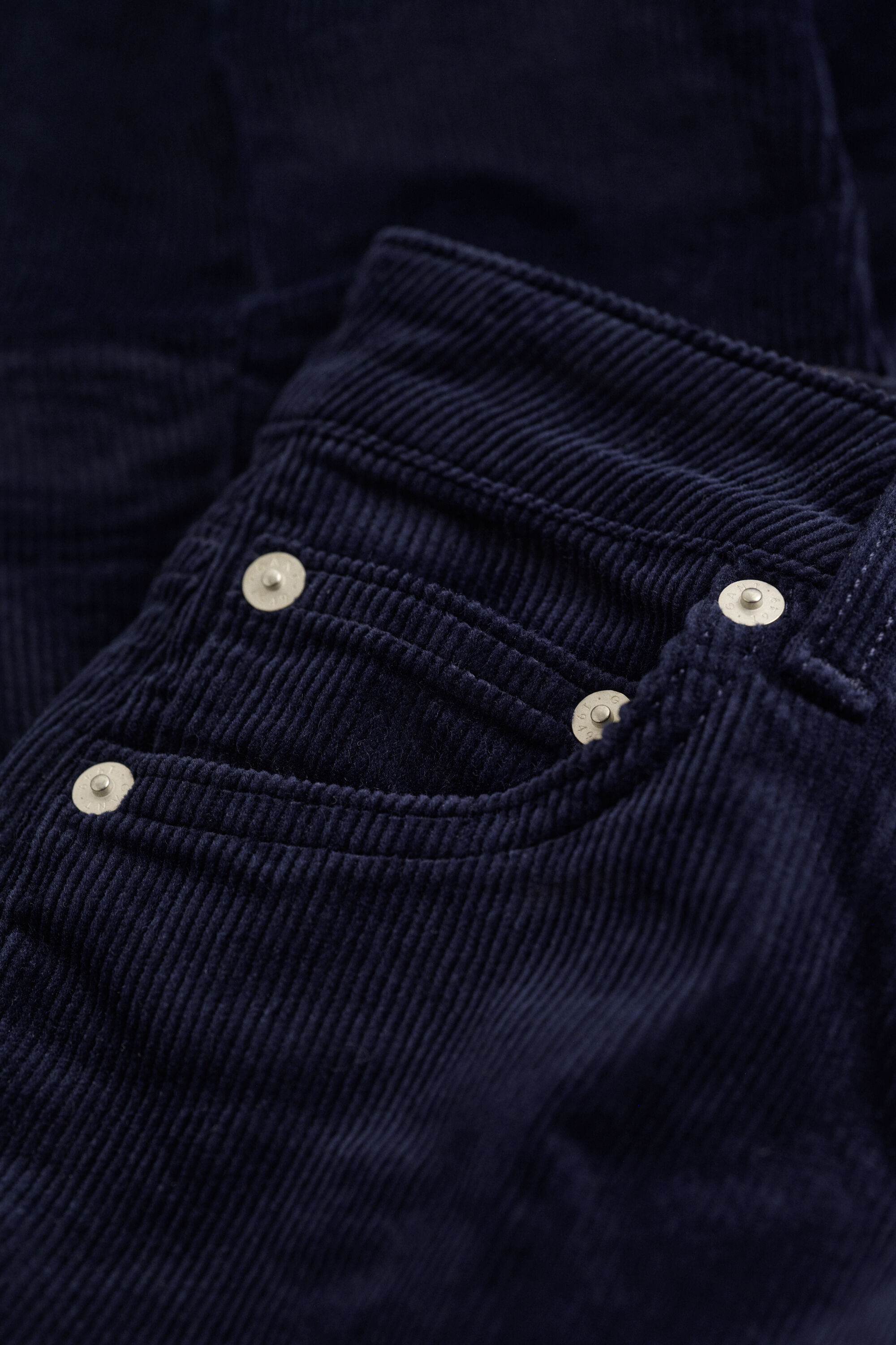 Jeans i jernbanefløjl med svaj