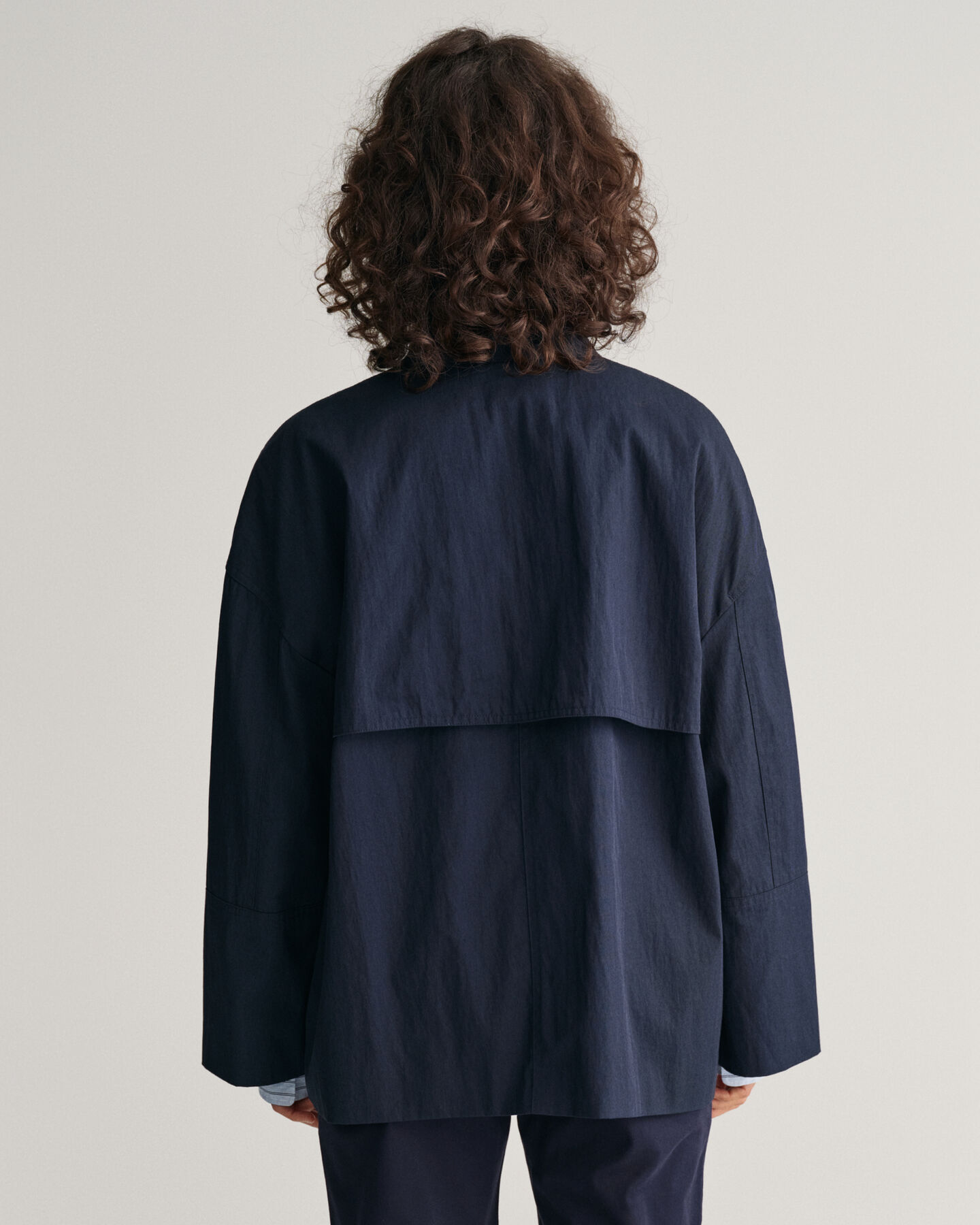 Trenchjakke i mellemlængde