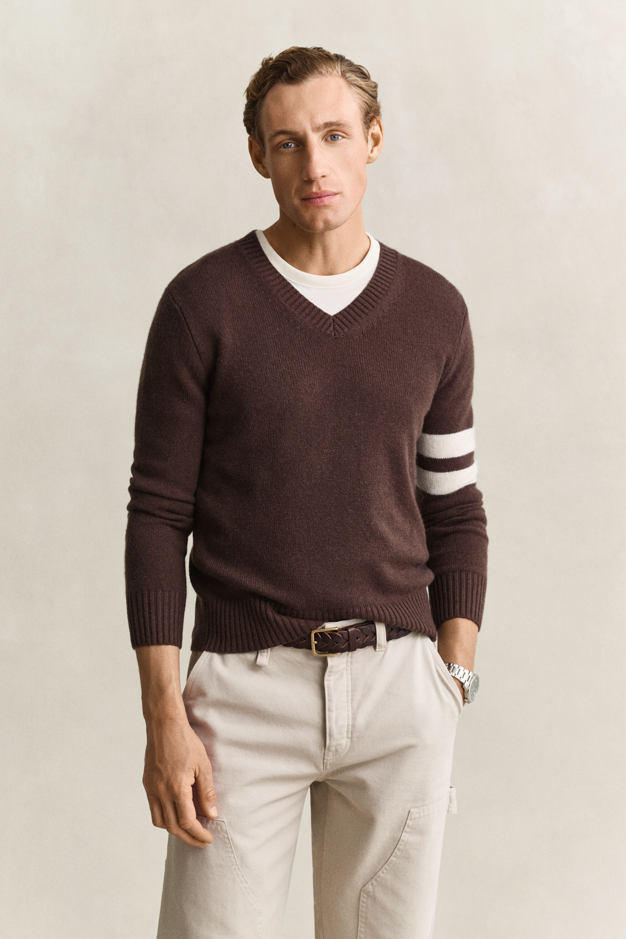 Stribet kashmir-sweater med V-hals