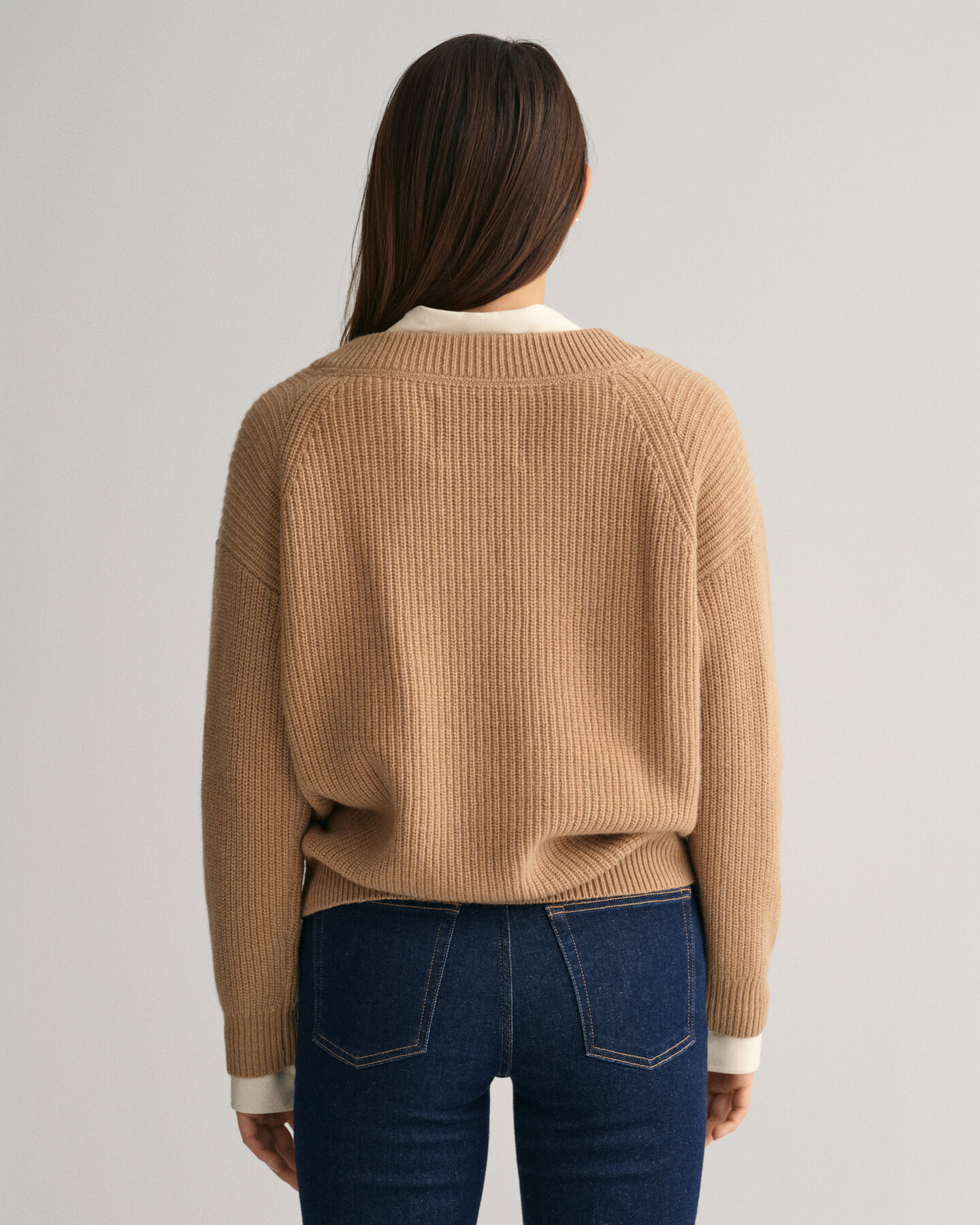Ribstrikket sweater i uld med V-hals