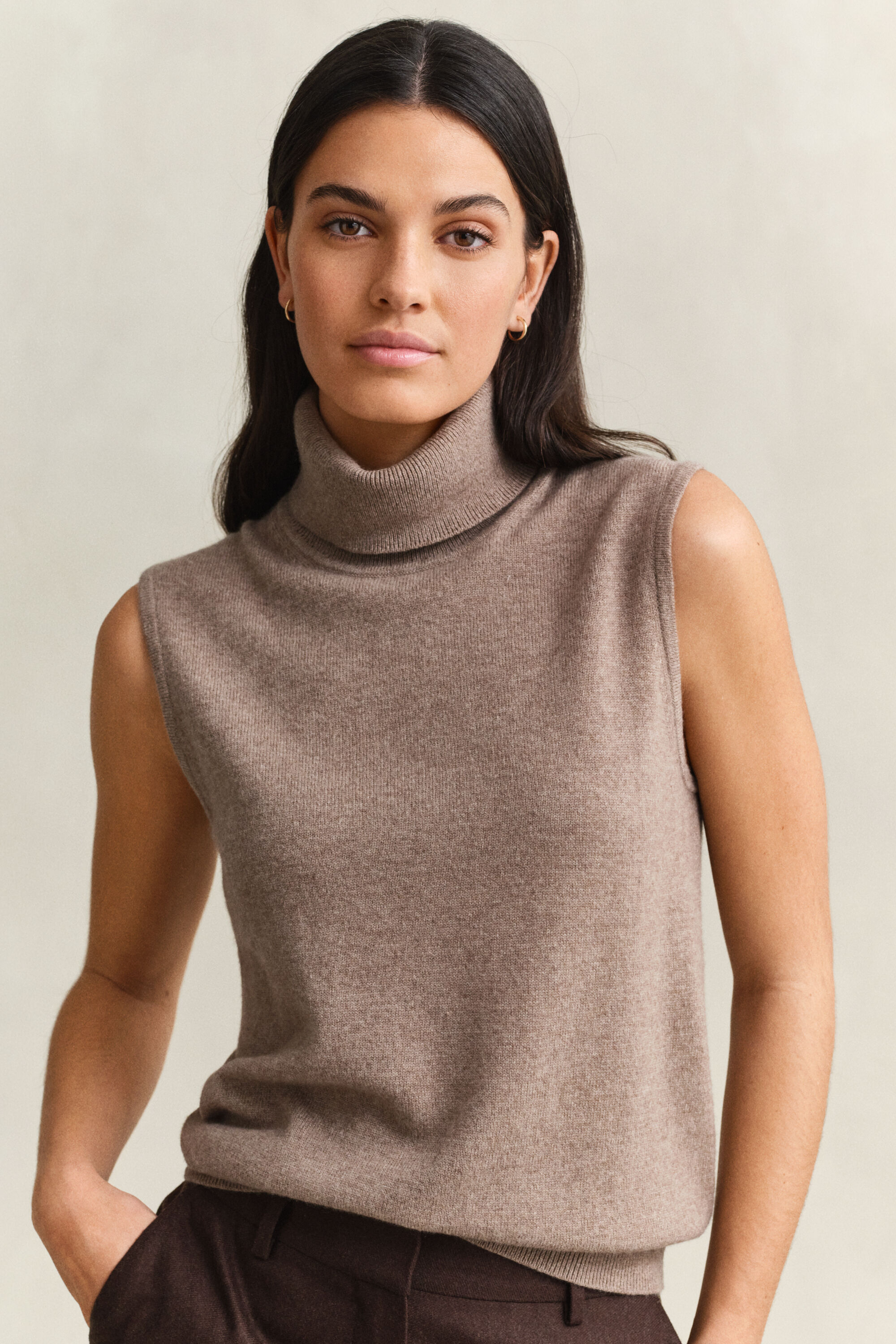 Sweater med rullekrave og uden ærmer