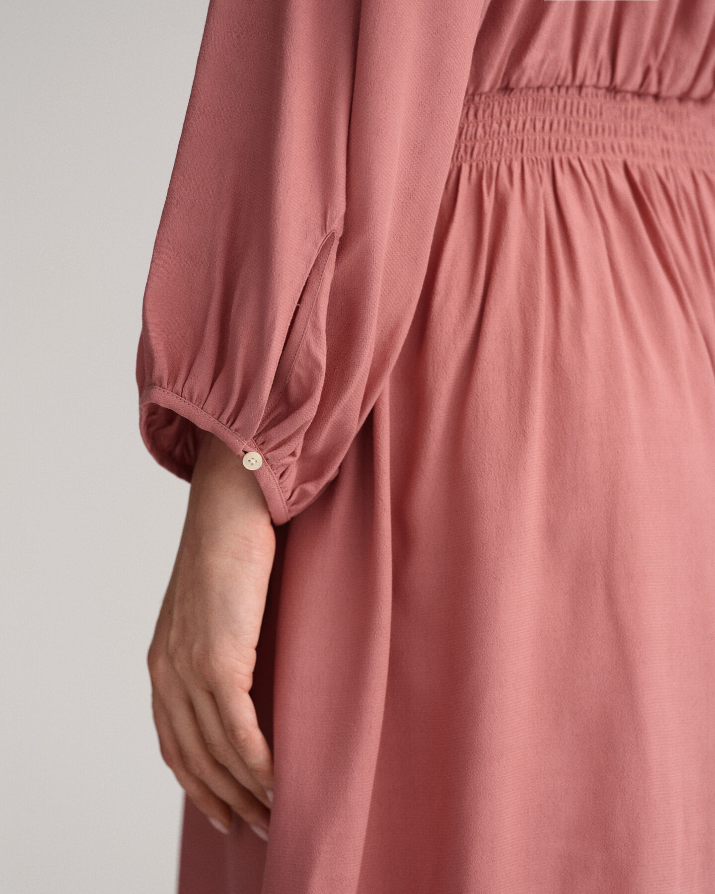 Kjole med bådudskæring