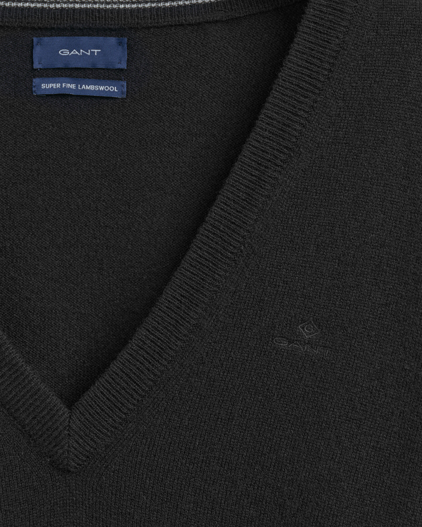 Sweater med V-hals af ekstra fin lammeuld