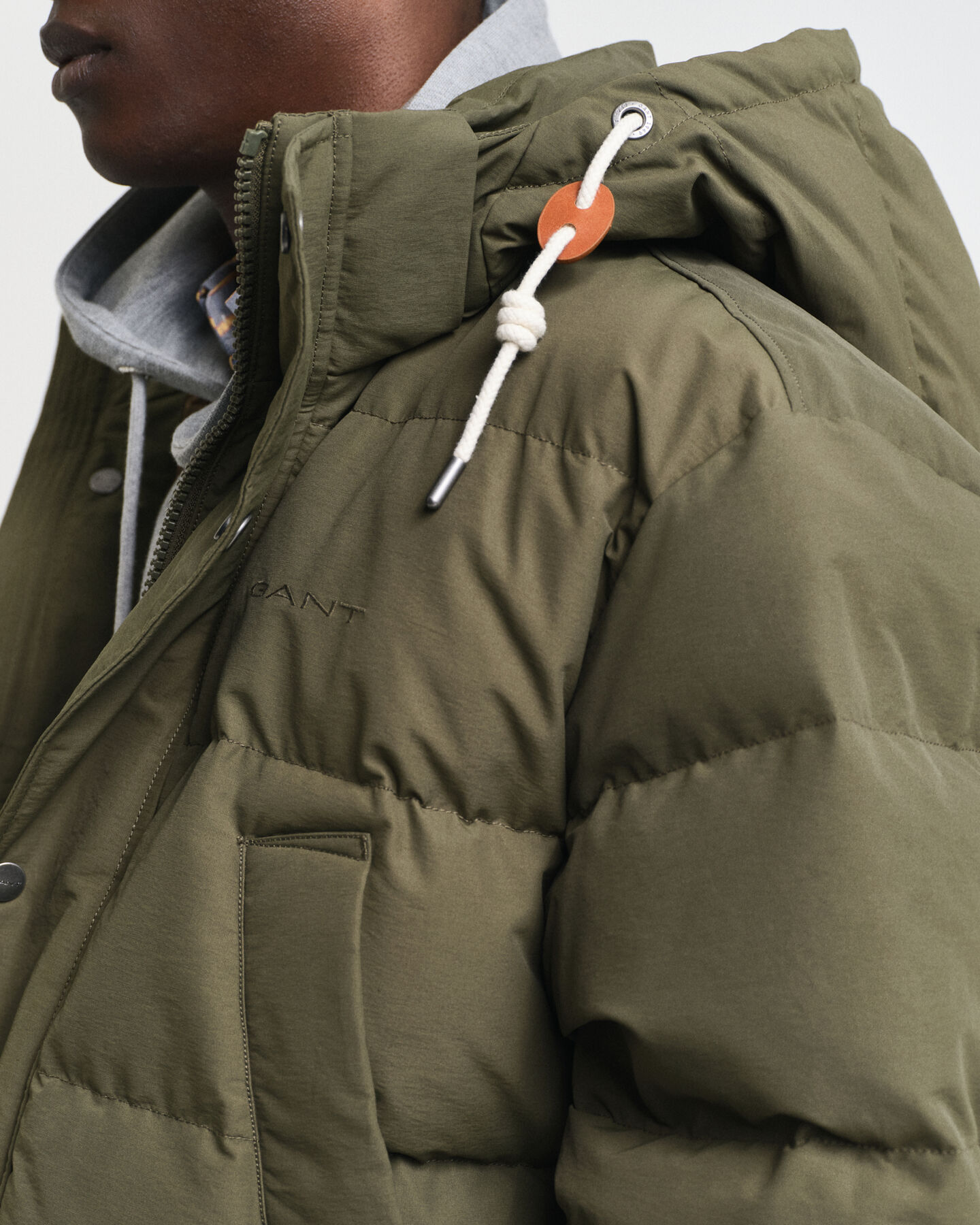 Tung dunjakke i mellemlængde