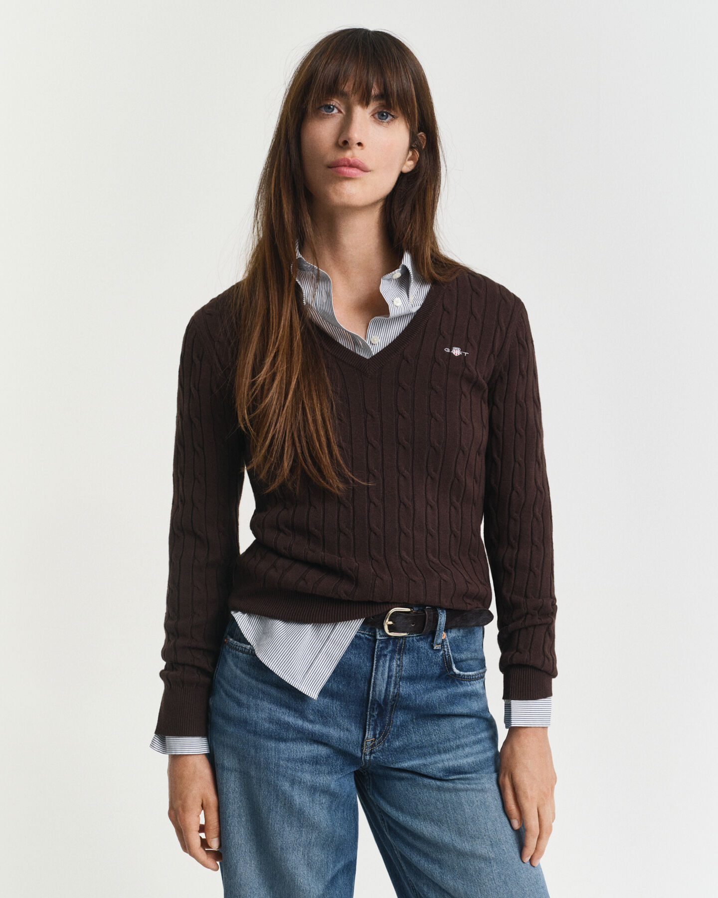 Kabelstrikket sweater af strækbomuld med V-hals