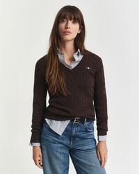 Kabelstrikket sweater af strækbomuld med V-hals
