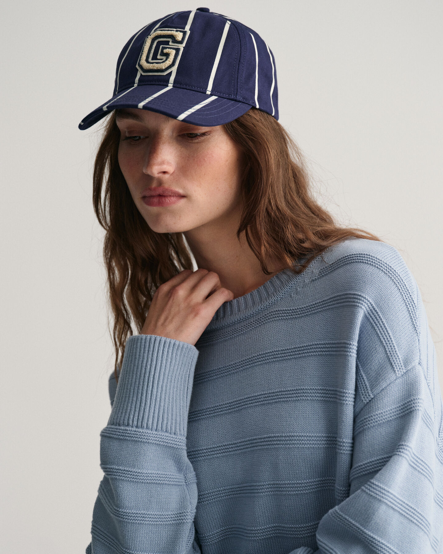 Tonal stribet crewneck sweater i bomuld