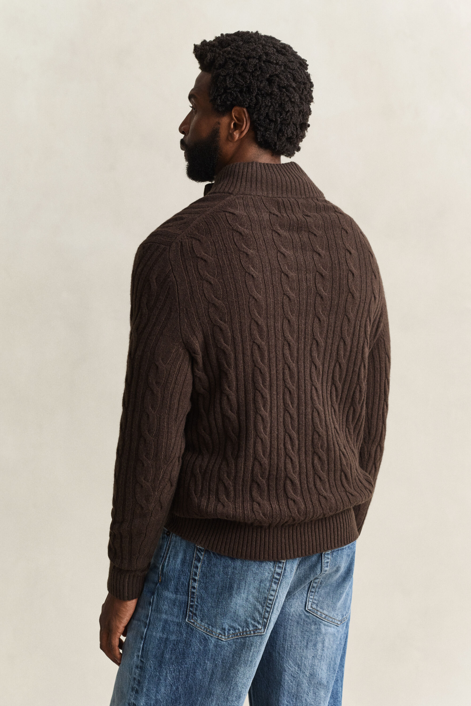 Kabelstrikket sweater med halv knaplukning i lammeuld