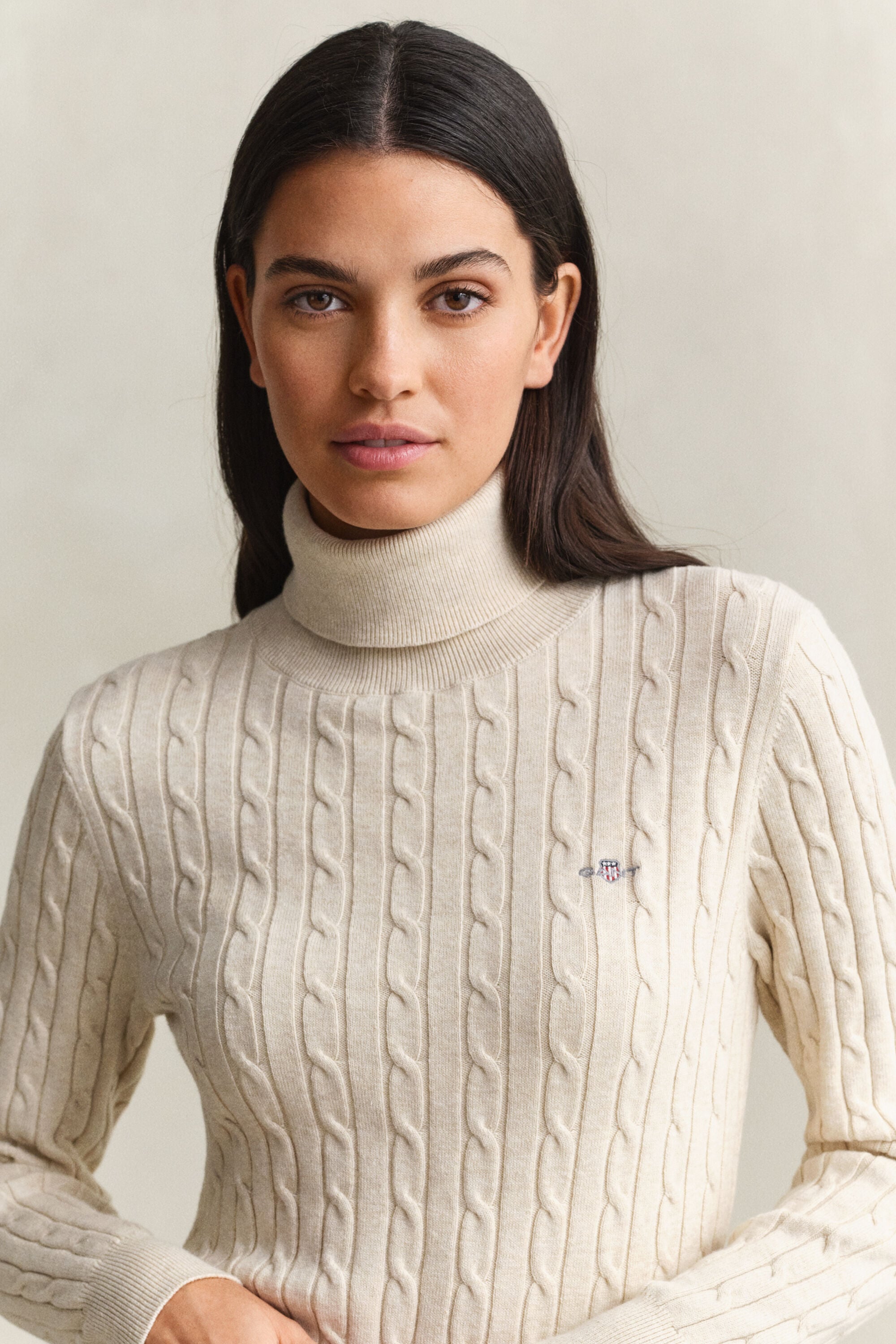 Kabelstrikket sweater af strækbomuld med rullekrave