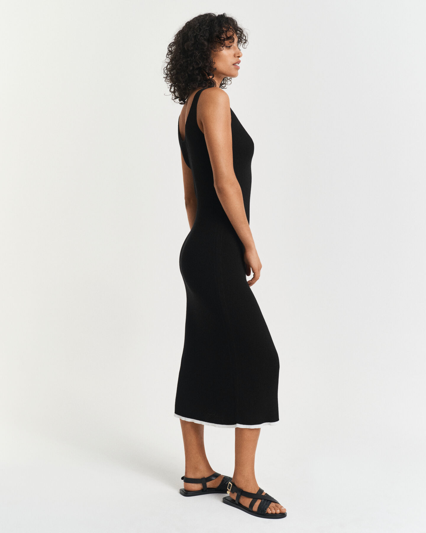 Ribstrikket stropkjole