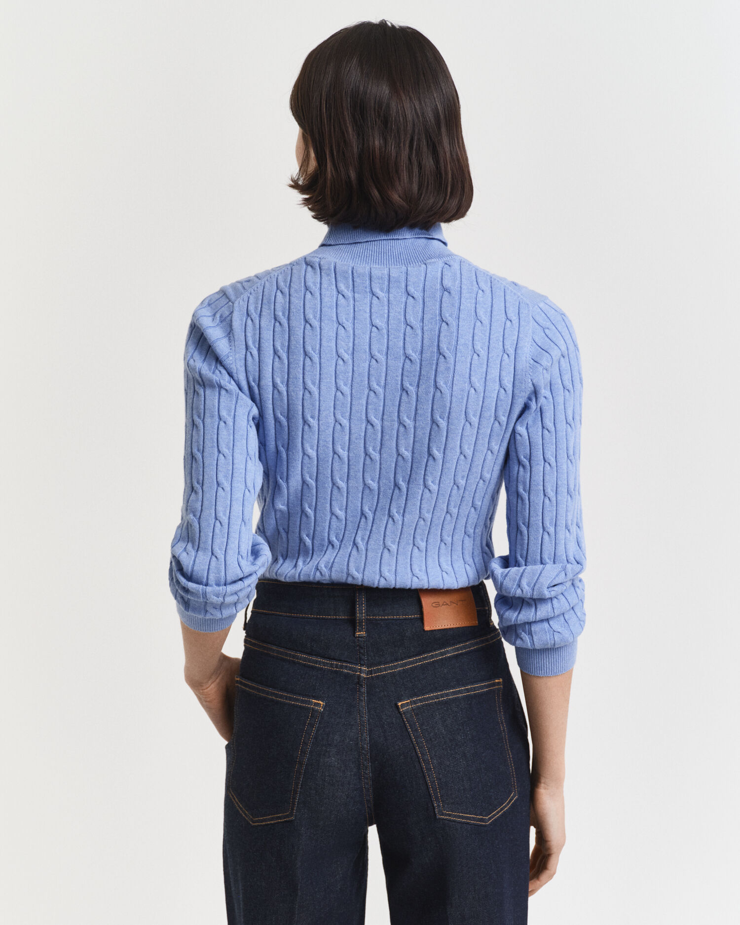 Kabelstrikket sweater af strækbomuld med rullekrave