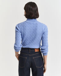 Kabelstrikket sweater af strækbomuld med rullekrave