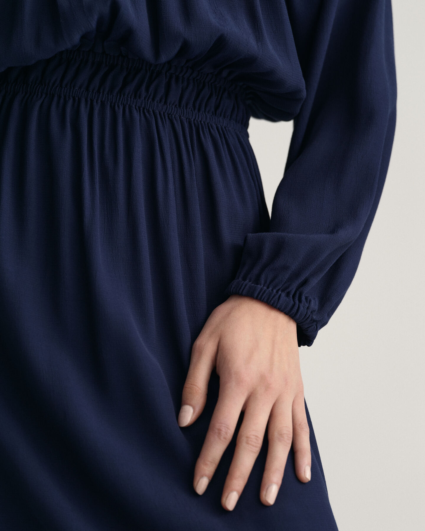 Kjole med bådudskæring